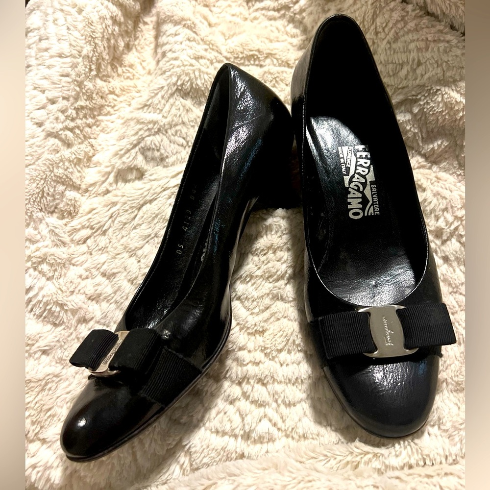 SALVATORE FERRAGAMO VARA Black Patent Kitten Heel Pump Bow Silver Logo 8 C